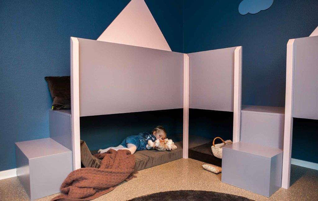 Friis & Clemme rum, hvor der er soverum i køje med små huler